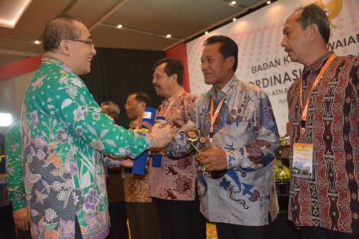 Gunakan CAT, Pemkot Padang Terima BKN Award 2016