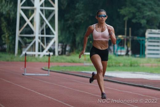 Emilia Nova, Perempuan Pembawa Bendera Pertama Kontingen Indonesia