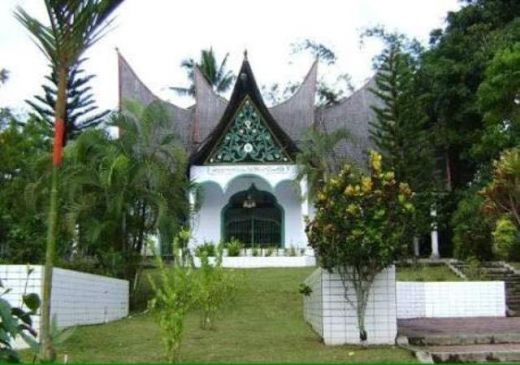 Kompleks Makam Tuanku Imam Bonjol dengan bangunan bergaya rumah gadang.