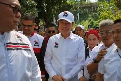 Pakai Topi PSI dari Kaesang, Safari Politik Jokowi ke Lampung Diwarnai Demo