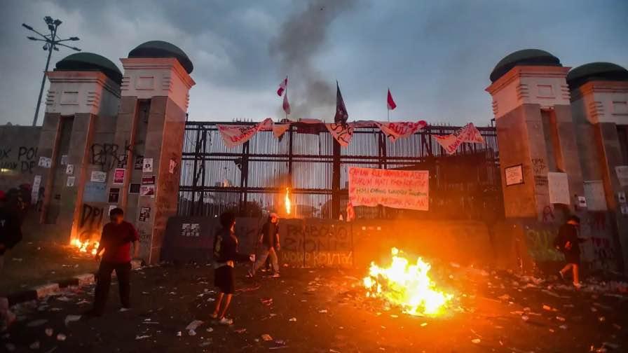 Susul Demo Aliansi Pati, Elemen Baru Bakar Gerbang DPR