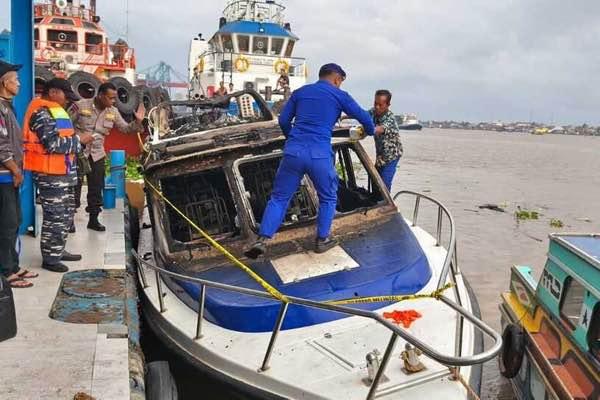Api Lahap Kapal OKI 005 di Palembang, Penumpang Dievakuasi ke Tugboat