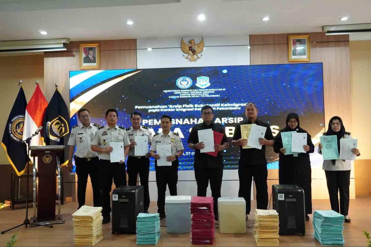 Hancurkan Ratusan Ribu Berkas Paspor Lawas, Imigrasi Pekanbaru Kosongkan Ruang Arsip
