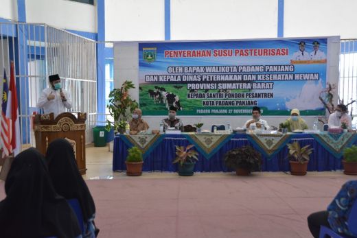 Pemprov Sumbar Bagikan Susu untuk Imunitas Santri di Padang Panjang