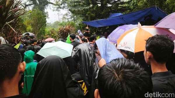 Empat Anggota Keluarga Tewas Dalam Tenda, Diduga Keracunan Bekal Sendiri