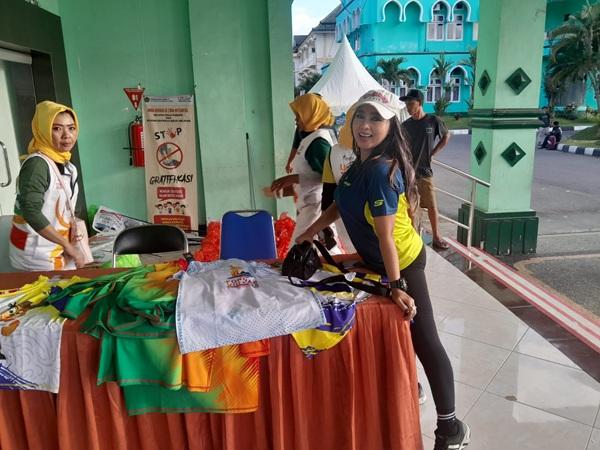 WartaPKU.com Anis dengan dagangan Jersey.