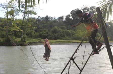 Nyawa Jadi Taruhan, Warga Aceh Barat Seberangi Sungai dengan Kabel Listrik
