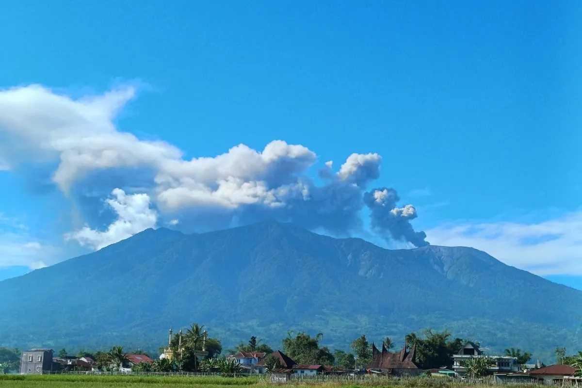 Gunung Marapi Sumbar Kembali Erupsi, Lontarkan Abu Setinggi 2000 Meter