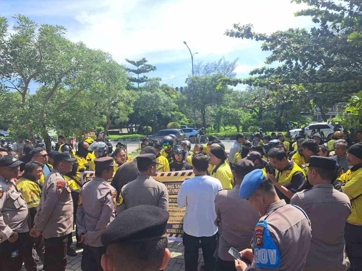 Kecewa Kebijakan Pusat, Puluhan Mitra Pengemudi Tutup Paksa Kantor Maxim Pekanbaru