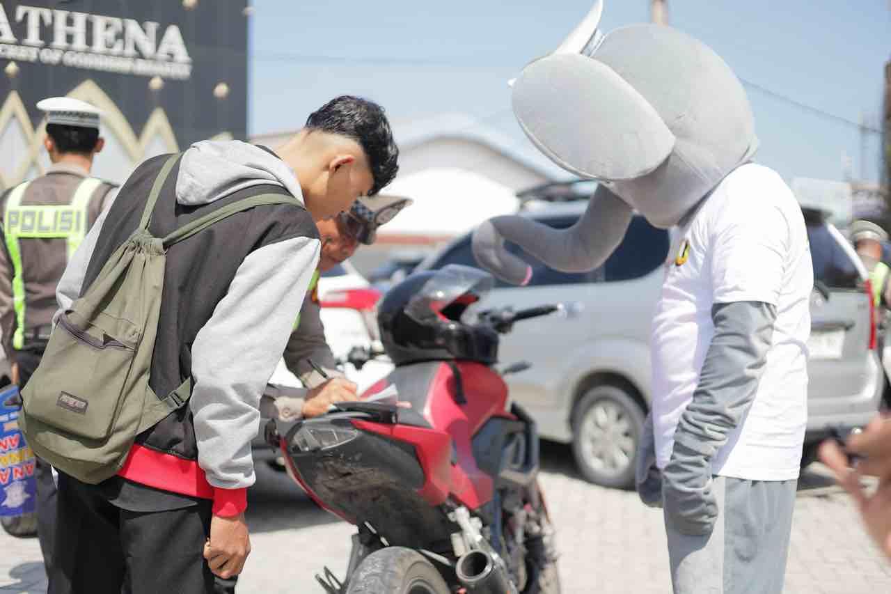 Satlantas Polresta Pekanbaru Gelar Operasi Patuh, 38 Pelanggar Ditilang dan Pengendara Taat Diberi Cokelat