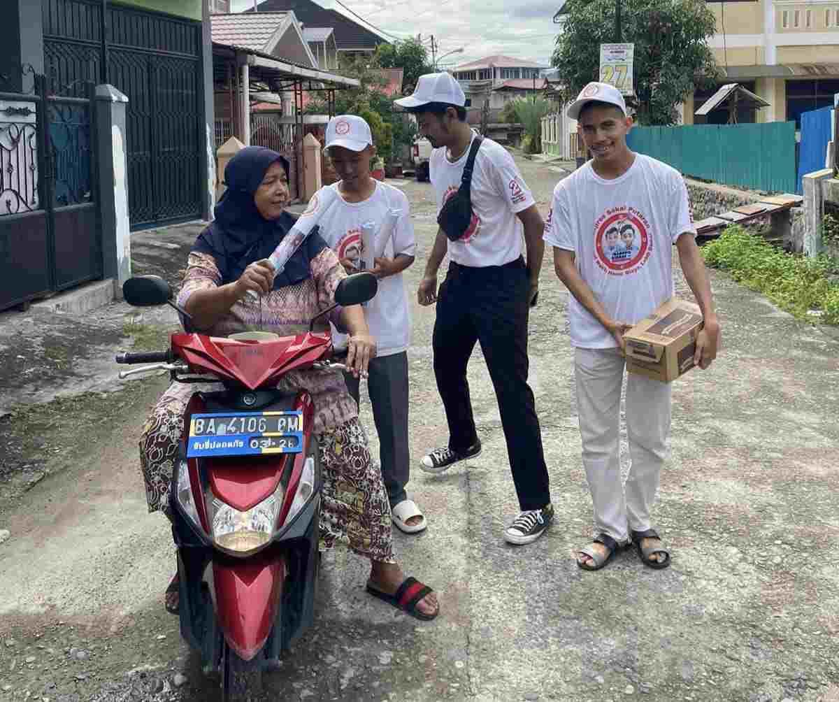 Relawan GSP Sumbar Bagikan Susu Gratis, Ajak Warga Dukung Pilpres 2024 Sekali Putaran