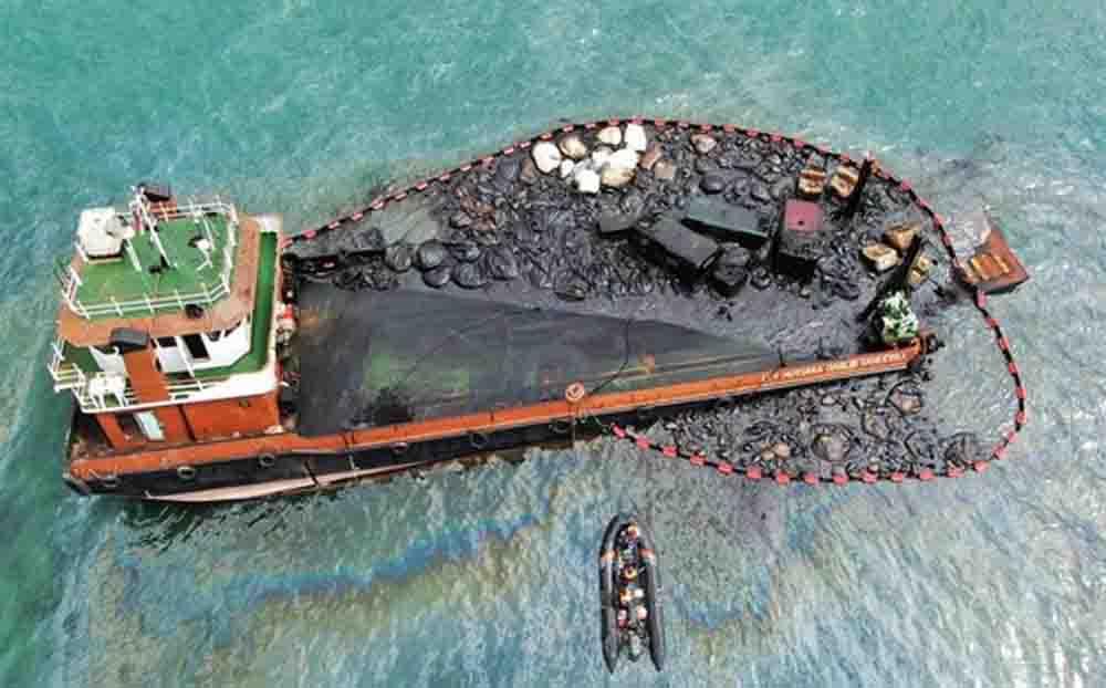 Darurat Tumpahan Minyak di Pulau Dongas, Ratusan Ton Limbah B3 Mengancam Laut Batam